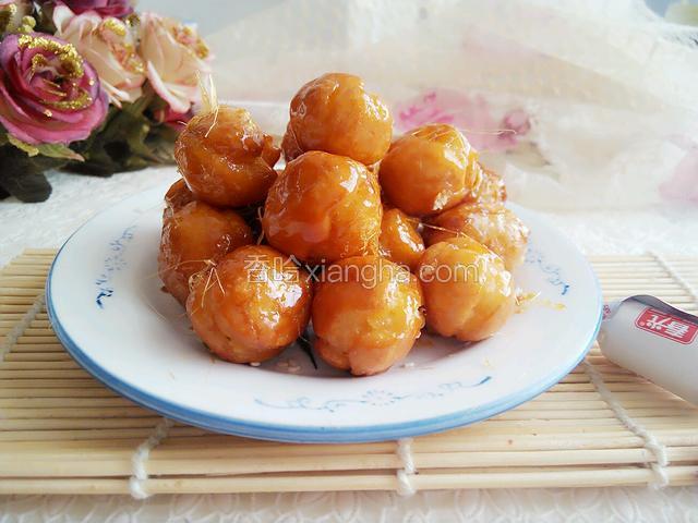 快速出锅。盘内抹油。撒上白芝麻。盛盘。
