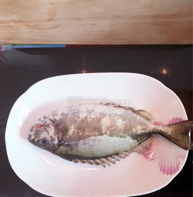 将泥猛鱼洗净去鱼腮、内脏