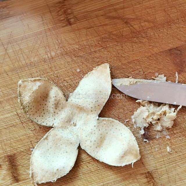 用小刀把果皮内则刮干净