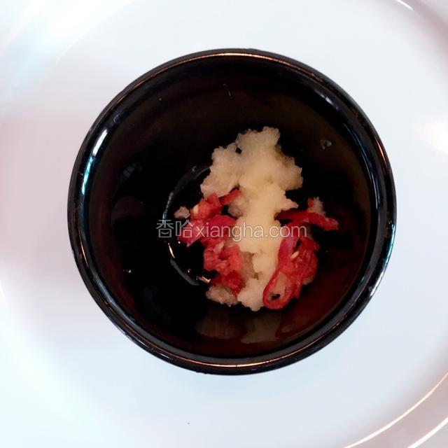 蒜瓣磨蓉、红椒切丝