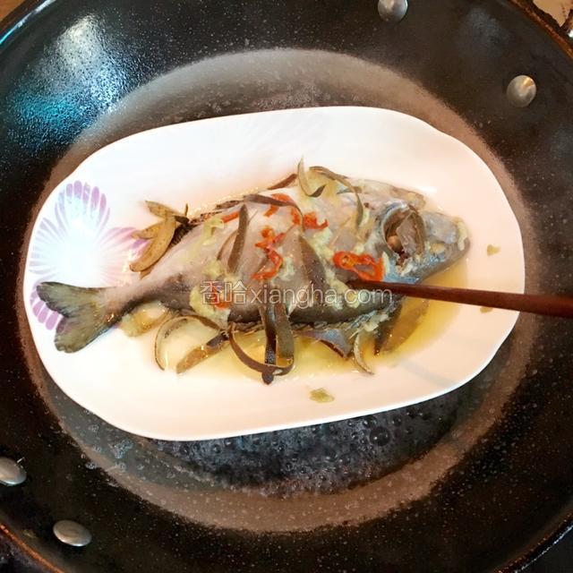 锅内倒入适量的清水、煮沸后隔水蒸七到八分钟（盖上锅盖)以筷子插入为准