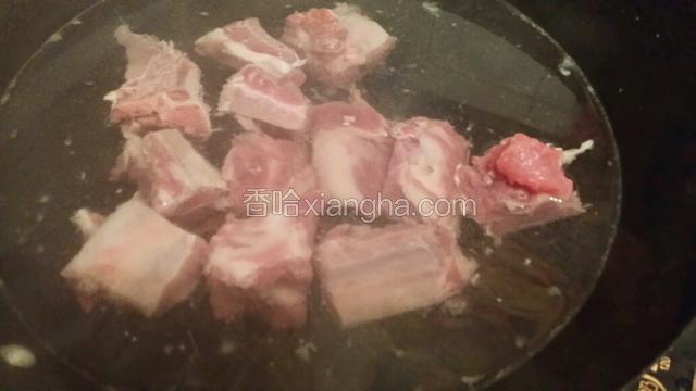 排骨凉水入锅煮开，再继续煮3分钟