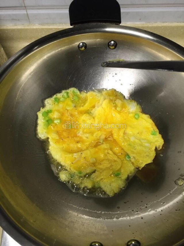 到如下图这个程度就可以翻面继续煎