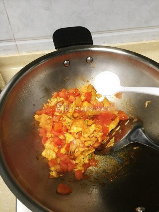 翻炒至番茄开始有汁水渗出