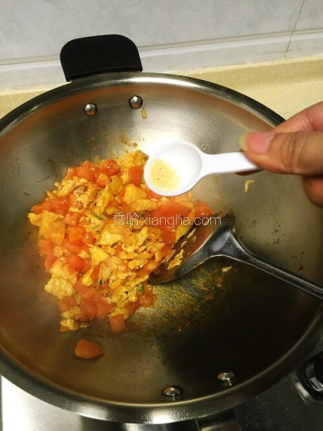 加入适量鸡精，加好后再不断翻炒