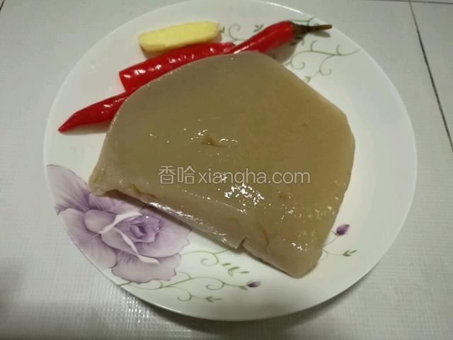 准备好一块魔芋膏，两根红泡椒，一块泡姜。