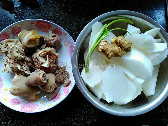 准备食材。羊腿一个，买的时候可以让老板直接剁成小块。白萝卜一个，切成小块。香葱，生姜适量。