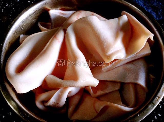 肉皮洗净浸泡2小时。