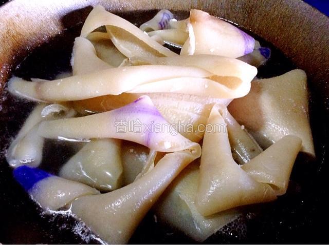 锅中放水，将清理好的肉皮放入，开锅后煮10分钟，捞出。