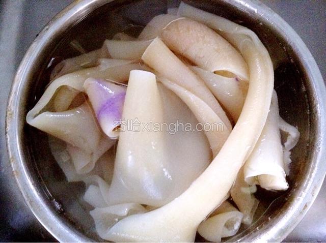 10分钟后捞出，用温水洗净。