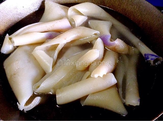 锅中放水，放入再次刮好的肉皮煮10分钟。