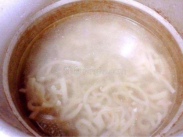 高压锅放入水，将肉皮倒入。