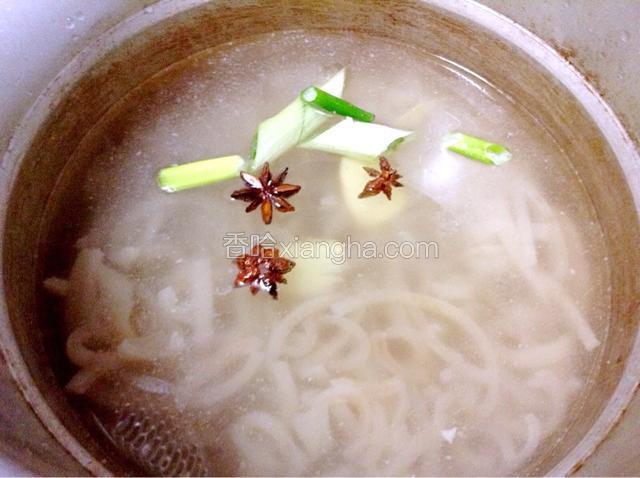 放入葱，姜，八角，适量的盐，料酒。