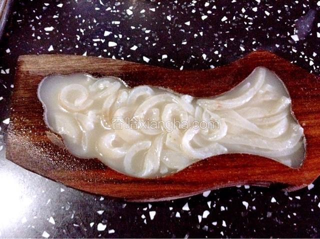 将煮好的肉皮倒入模具中，静置3小时。