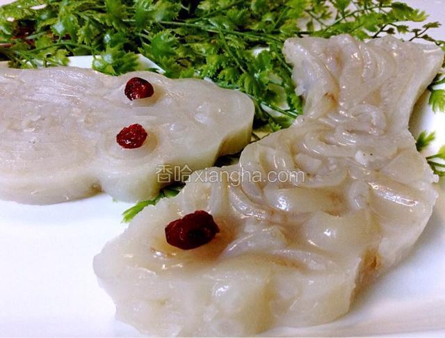脱模，鱼眼睛用蔓越莓干点缀。