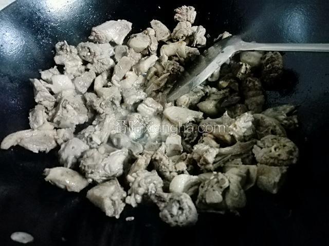 锅预热，不要放油，把鸭肉倒下去小火煸出油