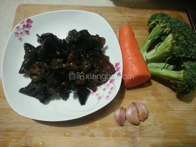 食材洗净，黑木耳提前泡发