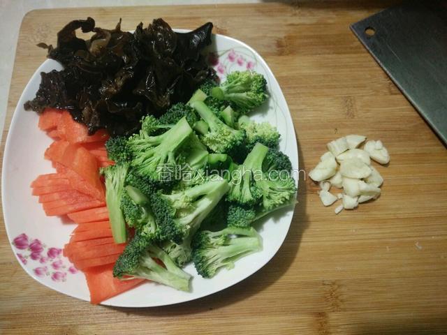 胡萝卜切片，西兰花切小朵，黑木耳切小块，蒜头切大粒
