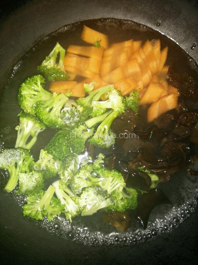 净锅加清水适量，烧开，加一勺盐，倒入除蒜头外的食材焯水