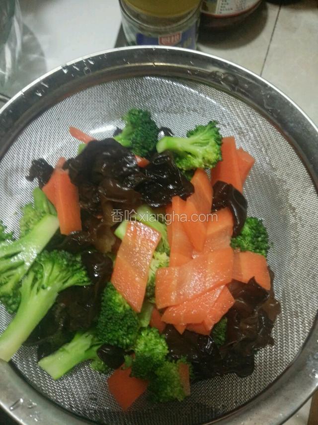 煮开后一分钟，捞起冲冷水，沥干备用