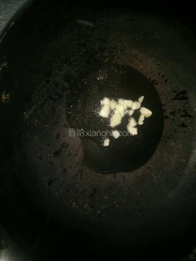 热锅下适量花生油，下蒜头煸香