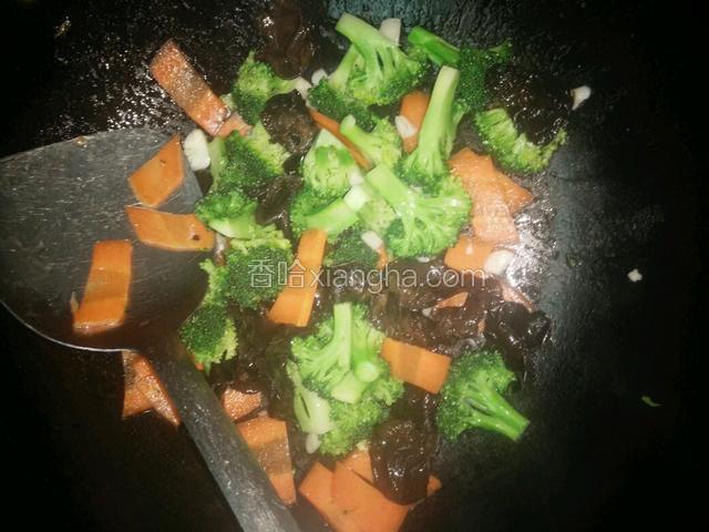 倒入焯好的蔬菜快速翻匀，加少许盐炒匀