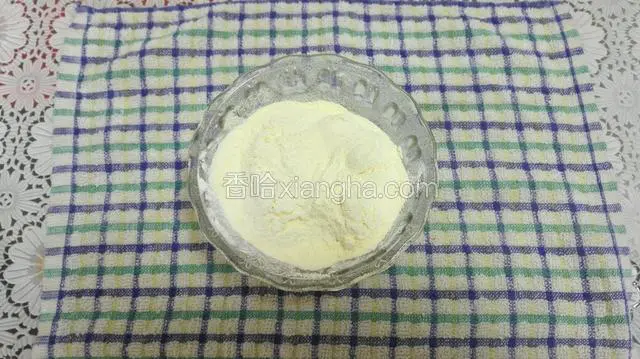 奶粉和淀粉混合晒入酸奶中
