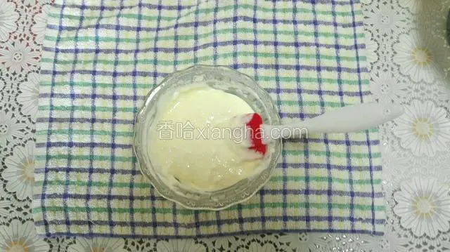 用橡皮刮刀以切拌的方式拌至无干粉状态