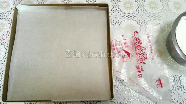 烤盘铺上烤纸，准备裱花袋，开启烤箱，上下火120度预热，有热风的开启热风模式