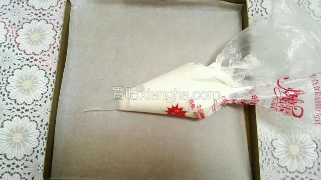 将酸奶蛋白霜装入裱花袋，用剪刀在裱花袋尖煎个小口，有裱花嘴的可以用自己喜欢的小细嘴，准备挤小豆豆
