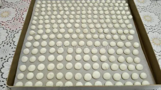 将挤好的小豆豆入烤箱中层120℃烤20分钟后转100℃在烤40分钟即可