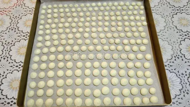 烤好后取出，微凉后带一次性手套轻轻拨下小溶豆，放入密封的小盒子中即可。