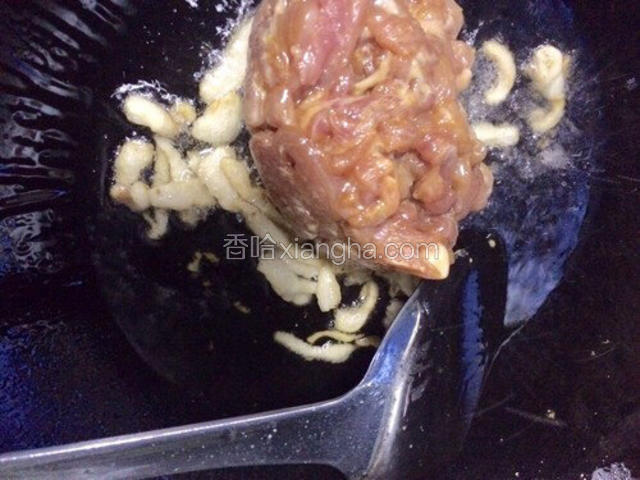 肥肉的油炸出来了就将调好的瘦肉倒入锅中爆炒