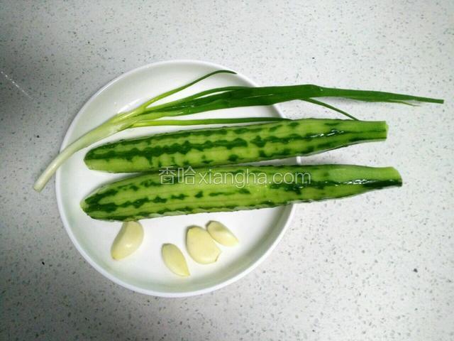 备好图中食材。黄瓜削皮洗净，葱、蒜洗净。