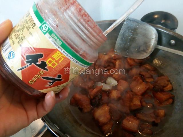 汤汁剩下一半时加入豆腐乳汁和冰糖