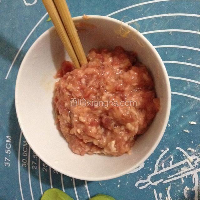 将瘦肉剁成末加料酒和盐拌匀。