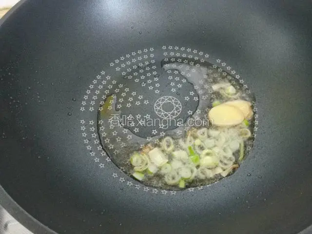 另起锅，锅中下入底油，放入葱末，姜片煸香。