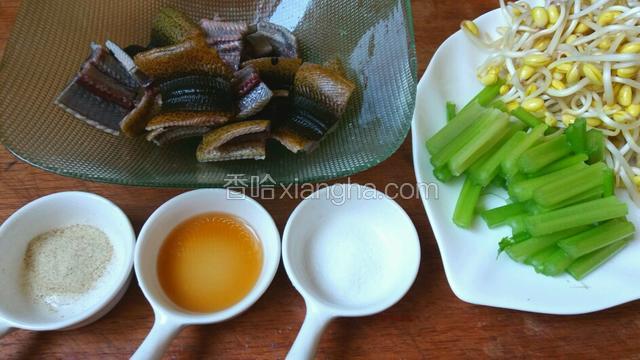 黄豆芽去根洗净，芹菜洗净切寸段。用料酒、白胡椒粉和少许盐将鳝片腌十分钟。