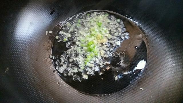 起锅小火下少许油爆香葱、姜。