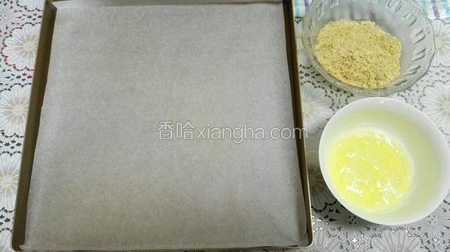 烤盘铺上油纸，烤箱开启，上下火185℃预热