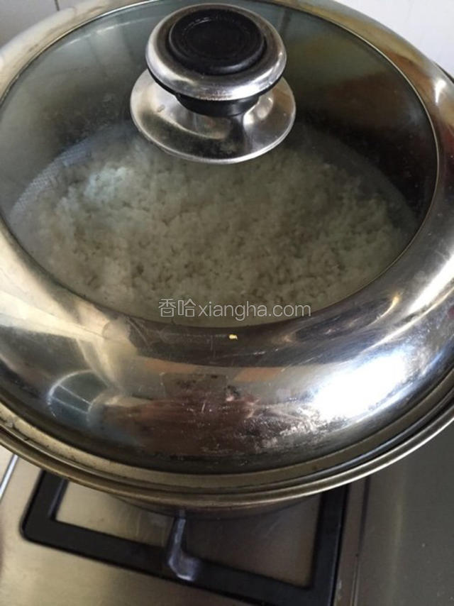 蒸熟后冷却一会，用手摸上去温温的，不烫手。