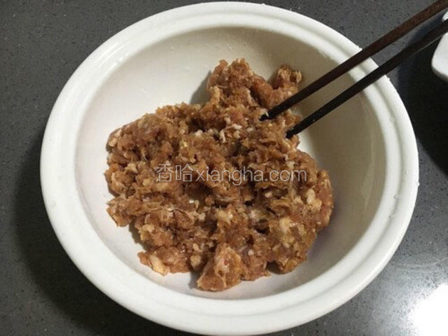 肉馅放入大碗，把姜末，生抽，蚝油，盐，食用油，十三香，生粉，加入肉馅中拌匀，用顺时针方向搅拌上劲。