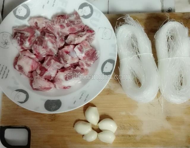 准备好所有食材：排骨，大蒜，粉丝。