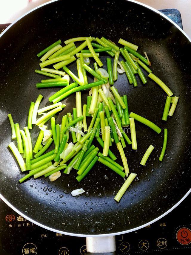 倒入蒜苔爆炒断生即可