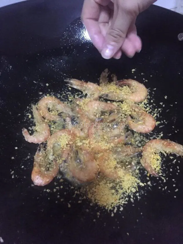 放适量面包糠，让虾裹上。
