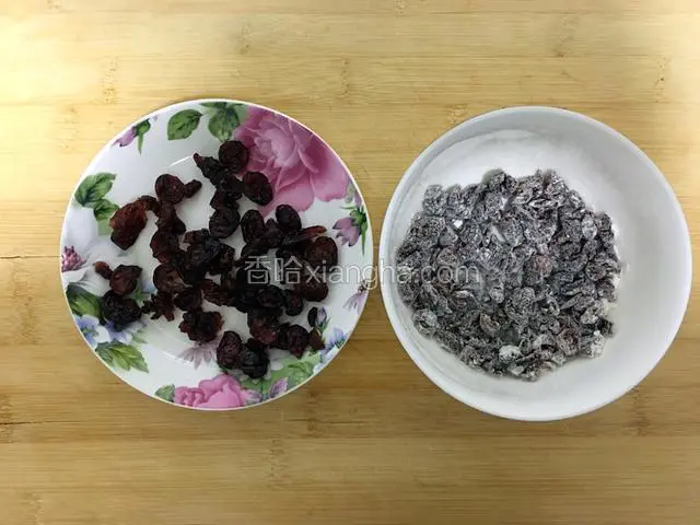50克蔓越莓切碎，用少量低粉拌匀。留10克蔓越莓装饰蛋糕表面。