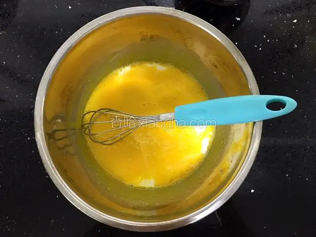 把牛奶倒入蛋黄中。用手抽搅拌均匀。
