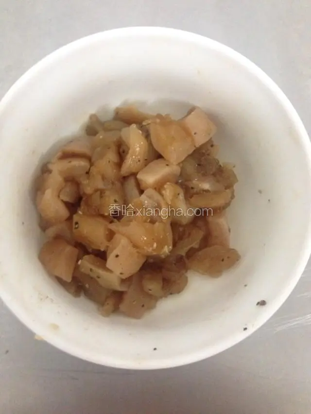 鸡胸肉切丁，加入盐、生抽、黑胡椒、料酒、蒜末、柠檬汁等拌匀。腌制2小时以上。