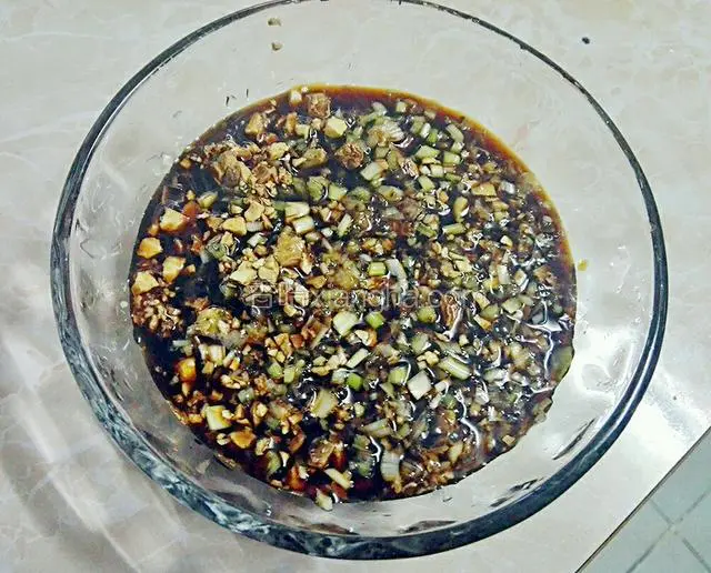 准备好酱汁。生姜洗干净剁成姜末，葱白剁成末，沙姜拍扁剁碎，然后倒入生抽做料汁