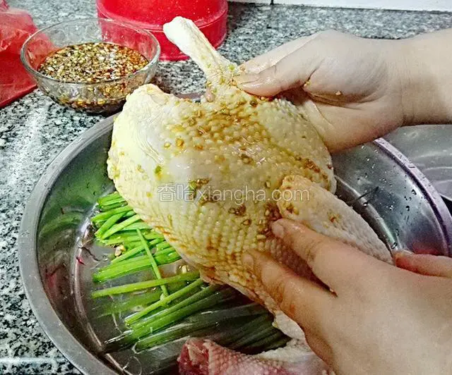 然后在鸡全身摸上酱汁